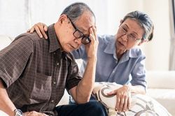 Người cha 75 tuổi ngậm ngùi vì giao lương hưu, tiền tiết kiệm cho con trai rồi phải ngửa tay xin từng đồng