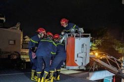 2 giờ căng thẳng giải cứu nam kỹ sư trèo lên mái nhà, đe dọa nhảy xuống