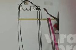 Clip: Con trăn 'khủng' bất ngờ bò vào bếp, hành động sau đó của nó khiến chủ nhà thở phào sau giây phút đáng sợ