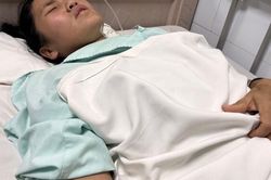 Cô giáo lao ra cứu bé 2 tuổi, bị xe tải cán, nguy cơ phải cắt chân