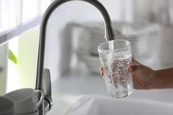 Nước máy bỗng có mùi clo nồng, làm ngay 1 việc để biết vấn đề nằm ở đâu