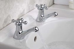 Vì sao nhiều bồn rửa ở Anh có hai vòi nóng, lạnh riêng biệt?