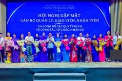 Hiệu trưởng quản lý 'siêu trường' hơn 10.500 học sinh thế nào?