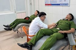 7 chiến sĩ công an Quảng Trị cùng hiến máu cứu bệnh nhân nguy kịch