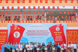 Trao xe đạp, tiếp sức 'Hành trình ước mơ' cho học sinh Phú Thượng