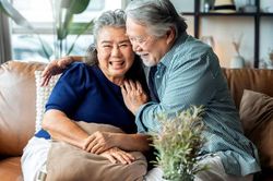 Về già, đừng dễ dàng làm mất lòng 5 người này, đặc biệt là người cuối cùng