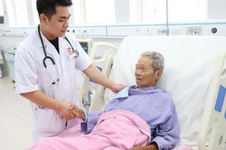 Cùng lúc nhồi máu cơ tim, thủng dạ dày, bác sĩ chạy đua cứu người bệnh
