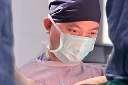 Hy hữu: Tay cầm ghi đông xe máy 'trôi' từ đùi lên tiểu khung thanh niên 25 tuổi