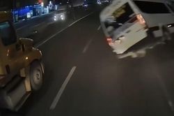 Thót tim cảnh xe khách va chạm xe đầu kéo rồi lật nhào trên Quốc lộ 51