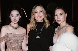 Hồ Ngọc Hà phản ứng ra sao khi ảnh chụp chung bị Lưu Diệc Phi cho 'bay màu'?