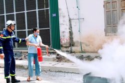 Huấn luyện nghiệp vụ phòng cháy chữa cháy cho hơn 100 công nhân ngành may xuất khẩu