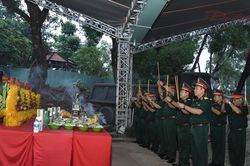 Lãnh đạo Quân khu 7 dâng hương tri ân anh hùng liệt sĩ tại công viên Lê Thị Riêng