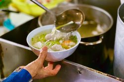 Gần nửa doanh nghiệp giảm doanh thu, ngành F&B có cuộc thanh lọc mới