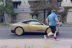 Nhảy ra trước đầu xe Tesla Cybercab