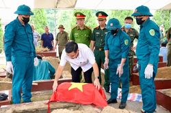 Lấy mẫu ADN 12 hài cốt liệt sĩ chưa rõ danh tính ở Thái Nguyên
