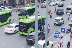 Xe cá nhân ngang nhiên lấn chiếm điểm đón, trả học sinh bằng xe buýt tại Quảng Ninh