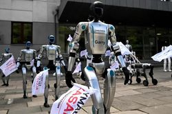 Robot biểu tình chống... AI