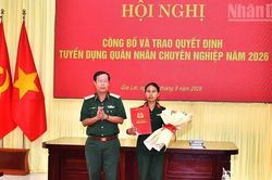 Trao quyết định tuyển dụng quân nhân chuyên nghiệp cho vợ của chiến sĩ Kpa Thiêp