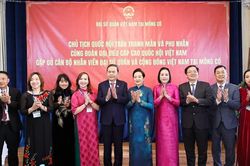 [Ảnh] Chủ tịch Quốc hội và Phu nhân gặp gỡ cộng đồng người Việt Nam tại Mông Cổ