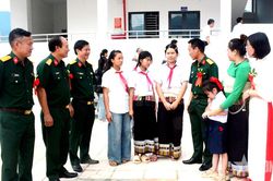 Phía sau những ngôi trường mới nơi biên giới