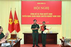 Quân đoàn 34: Công bố và trao quyết định tuyển dụng quân nhân chuyên nghiệp cho vợ Thượng sĩ Kpă Thiêp