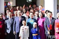 Chủ tịch Quốc hội và phu nhân gặp gỡ cộng đồng người Việt Nam tại Mông Cổ