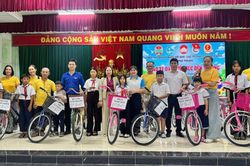 Trao tặng xe đạp cho học sinh khó khăn