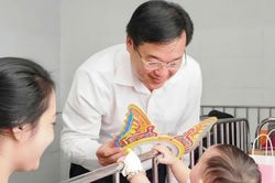 Lãnh đạo TPHCM thăm, tặng quà trung thu bệnh nhi Bệnh viện Nhi đồng 1
