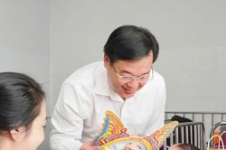 Lãnh đạo TPHCM thăm, tặng quà trung thu bệnh nhi tại Bệnh viện Nhi đồng 1
