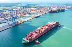 Cảng CMIT và TCTT đón tàu mẹ đầu tiên trên bến liên thông 1.200m