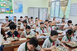 Trường học linh động tổ chức bán trú, chỗ nghỉ trưa cho học sinh
