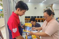 Nhiều trường học phát sách giáo khoa cho học sinh