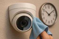 Đừng vệ sinh camera an ninh theo cách này