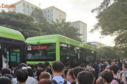 [GALLERY] Xe buýt kín chỗ, hàng trăm sinh viên xếp hàng chờ xe
