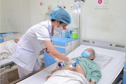 Sỏi túi mật 'đi lạc' vào ruột, cụ bà 90 tuổi nguy kịch