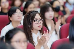 Đổi mới quản trị giáo dục phải đặt con người ở trung tâm