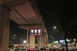 Hà Nội mưa dông, ùn tắc giờ tan tầm trước khi đón không khí lạnh