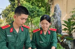 Hành trình của 2 thủ khoa áo lính