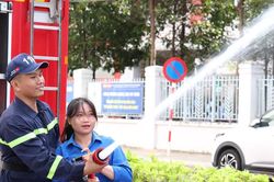 Người dân trực tiếp trải nghiệm kỹ năng cứu hỏa, cứu nạn trong đám cháy