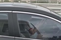 Xử phạt nữ tài xế dùng điện thoại khi lái ô tô, tỏ 'thái độ' khi bị phản ánh