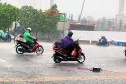 Vì sao Hà Nội mưa như trút, lốc sét?
