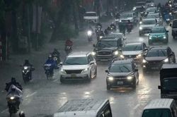 Vì sao Hà Nội mưa như trút, lốc sét?