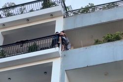 Bồng trẻ leo ban công thoát khỏi căn nhà 6 tầng cháy dữ dội