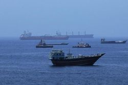 Xuất khẩu dầu Iran lao dốc, đòn bẩy Hormuz chao đảo