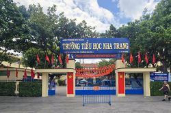 'Siêu trường' 10.500 học sinh: Quy mô trường tiểu học có quá lớn sau sáp nhập?