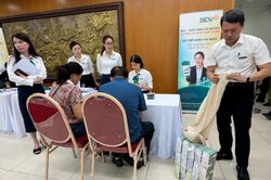 Công an hộ tống người dân nhận bao tải tiền bồi thường ở Vành đai 1 về tận nhà