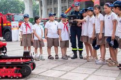 Người dân Hà Nội hào hứng trải nghiệm xe thang, robot chữa cháy