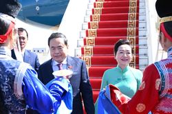 Mông Cổ chào đón Chủ tịch Quốc hội và phu nhân với nghi thức mời bánh truyền thống