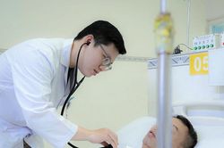 Người đàn ông ngưng tim trên bàn ăn, thoát chết nhờ gia đình biết làm một việc
