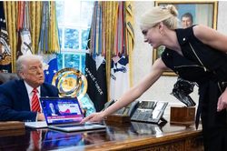 Mỹ hé lộ số tiền ông Trump dùng tặng quà cho trợ lý